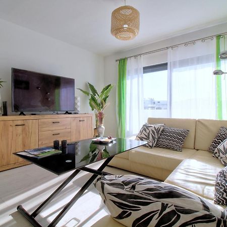 Апартаменты Center Location, Ac, Swimming Pool, And Parking Ольян Экстерьер фото